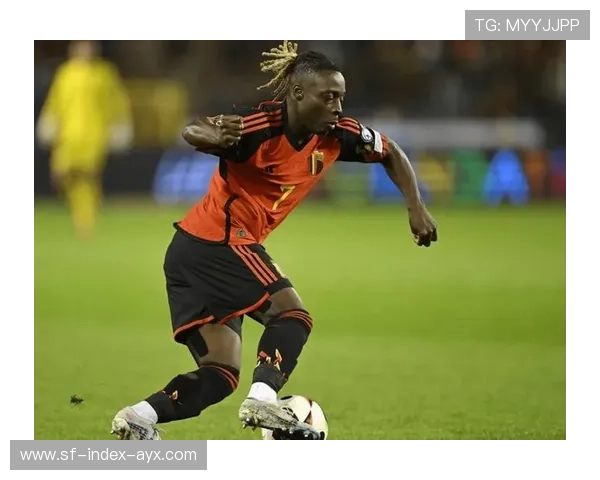 卢卡库用肩部顶开防守后完成爆抽，比利时场面彻底占优